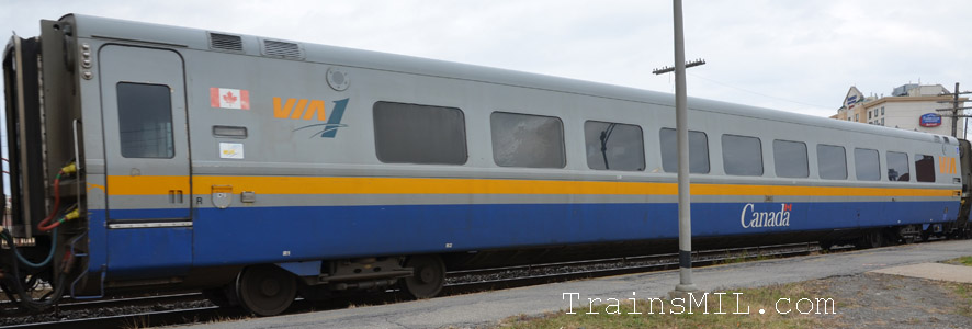 Passenger car VIA 3460 right side with VIA's old colors / Wagon de passager VIA 3460 coté droit avec les vielles couleurs de VIA